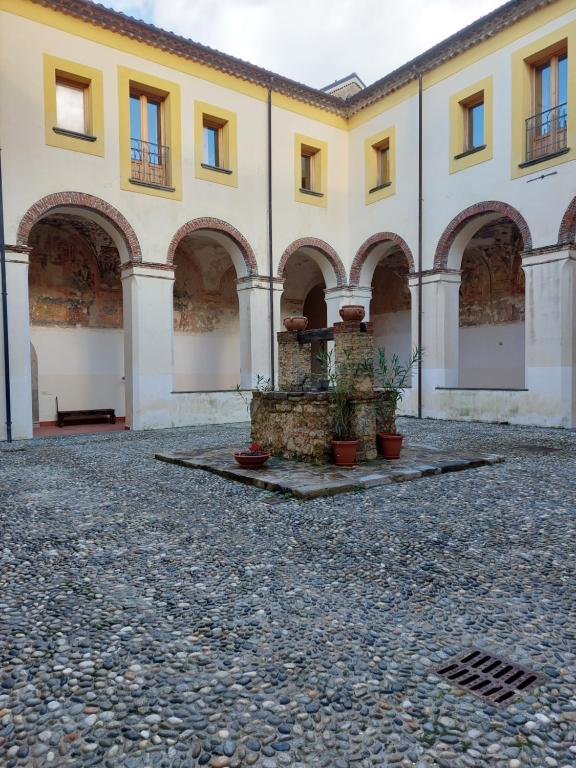 un gran edificio con un patio con macetas en BB Convento Sant Antonio di Laurino, en Laurino