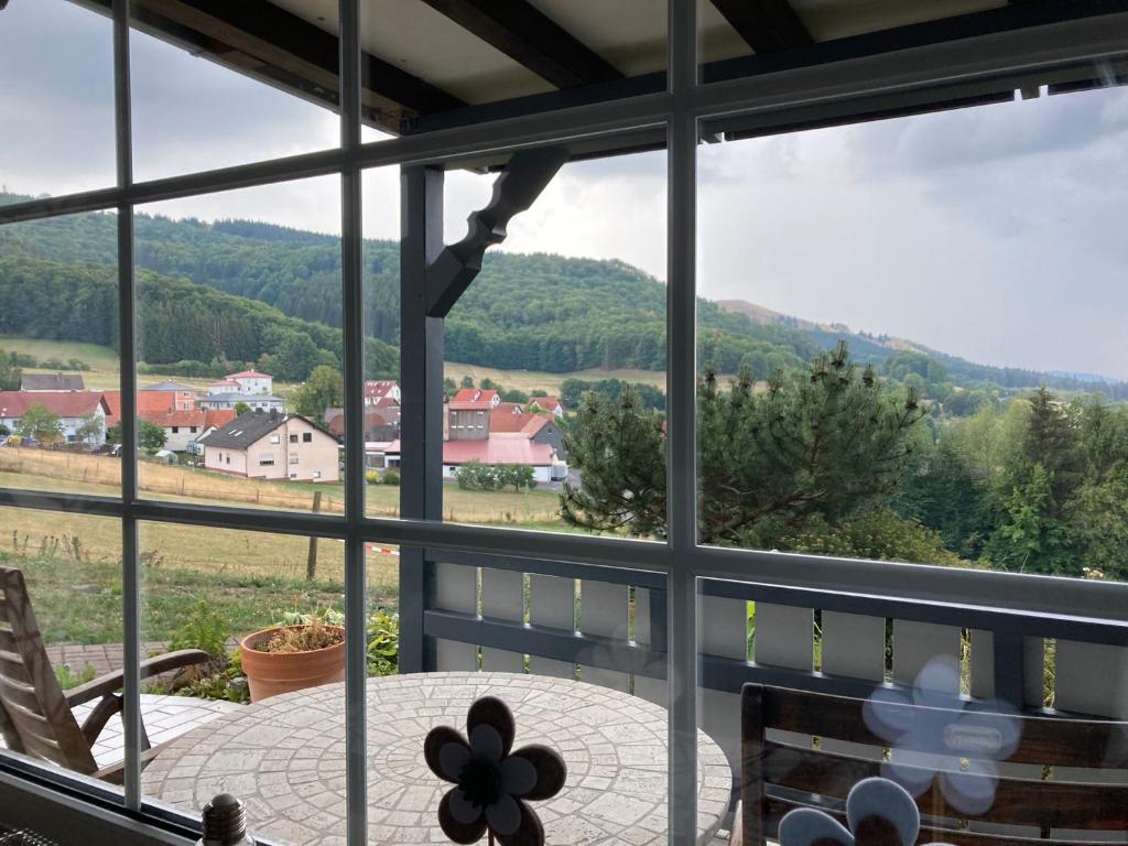 una vista desde la ventana de una casa con una mesa en Ferienhaus Abtsroda en Abtsroda