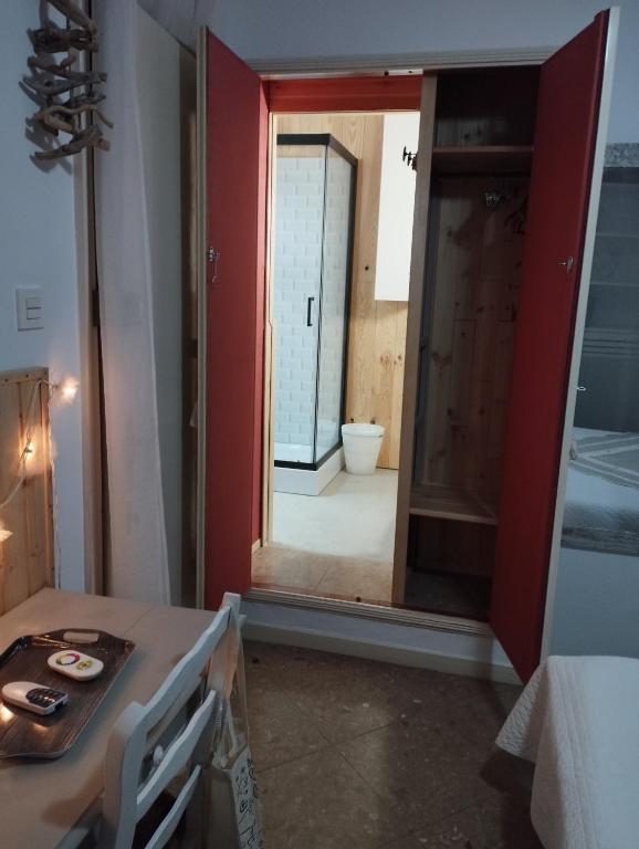 Koupelna v ubytování CHAMBRES D'HÔTES CHEZ CATHERINE A REUS chambre bord de mer avec salle de bains privée