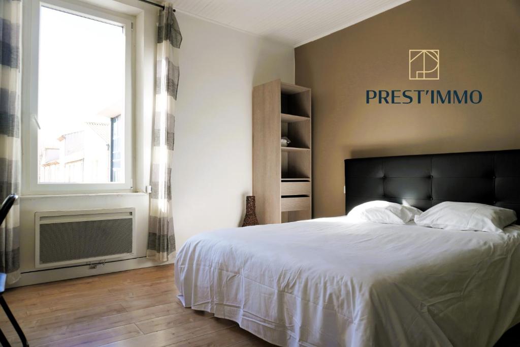 ein Schlafzimmer mit einem weißen Bett und einem Fenster in der Unterkunft Family' appart Narbonne Centre-ville Clim Wi-fi 2 chambres in Narbonne