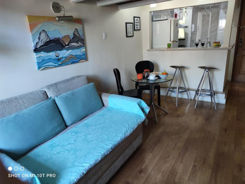 a living room with a couch and a table at Ipanema Flat in Rio de Janeiro