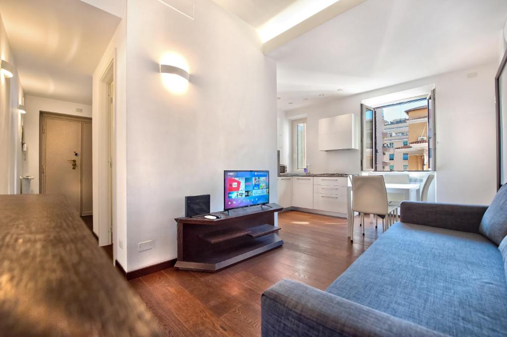 TV a/nebo společenská místnost v ubytování Appartamento San Giovanni vicino la Basilica