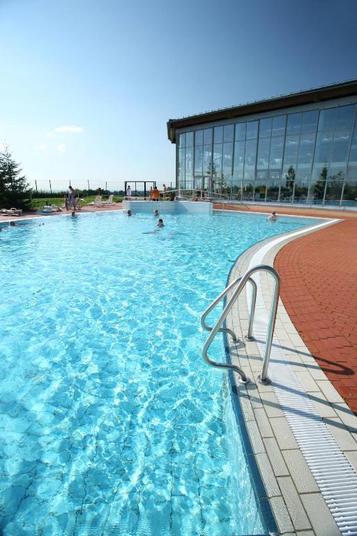 Bazén v ubytování IFA Schöneck Hotel & Ferienpark nebo v jeho okolí