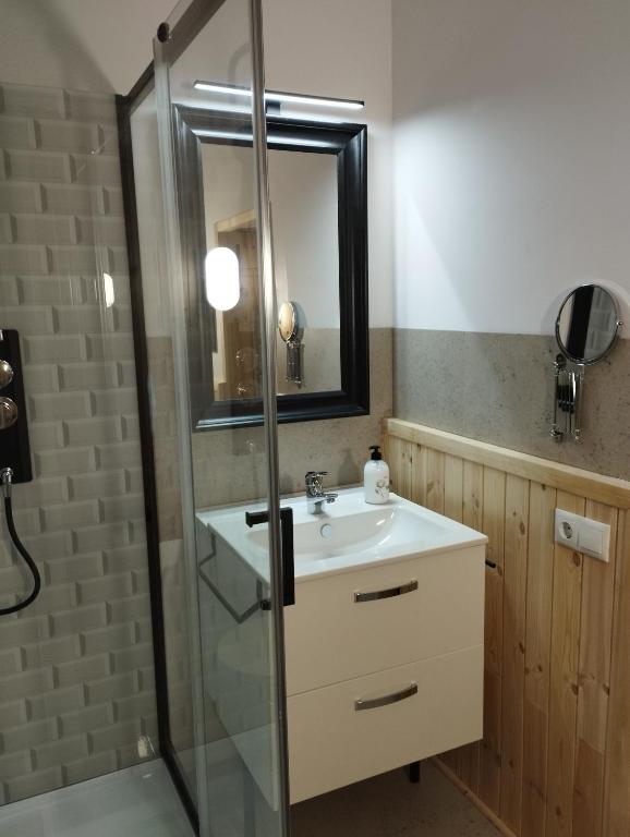 Koupelna v ubytování CHAMBRES D'HÔTES CHEZ CATHERINE A REUS chambre de Paris avec salle de bains privée
