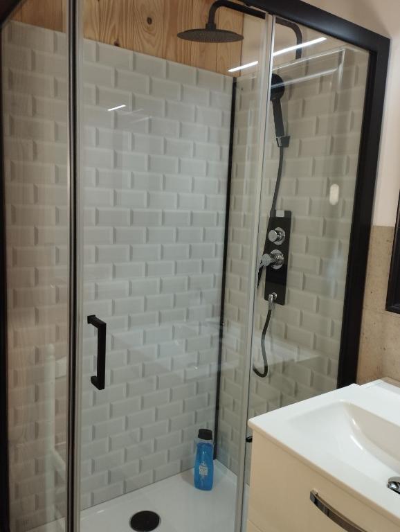 Koupelna v ubytování CHAMBRES D'HÔTES CHEZ CATHERINE A REUS chambre de Paris avec salle de bains privée