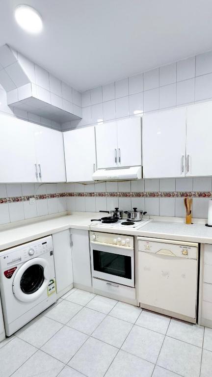 Kuchyň nebo kuchyňský kout v ubytování Beautiful 3BR villa with Self-Check-in near to Major Events Family only