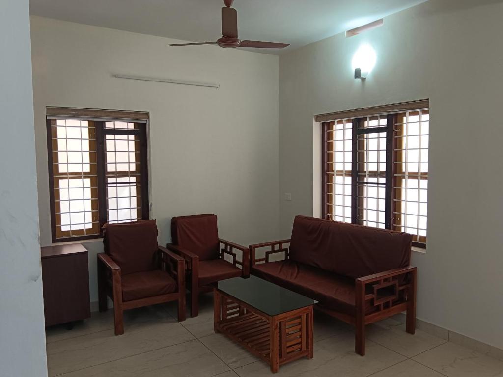 Posezení v ubytování Greenview Royal Stay Near Amrita Hospital Edappally