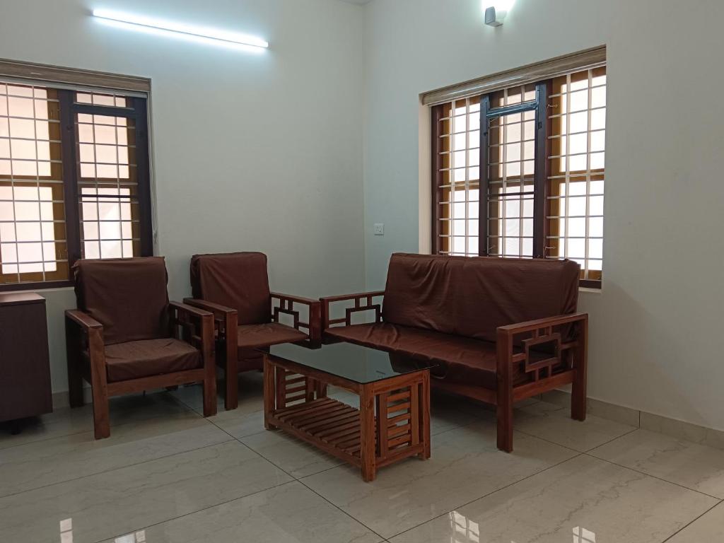 Posezení v ubytování Greenview Royal Stay Near Amrita Hospital Edappally