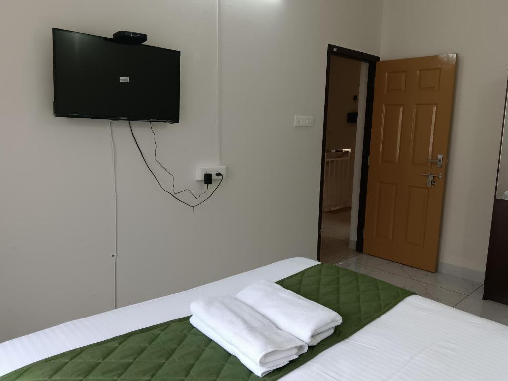 Postel nebo postele na pokoji v ubytování Greenview Royal Stay Near Amrita Hospital Edappally