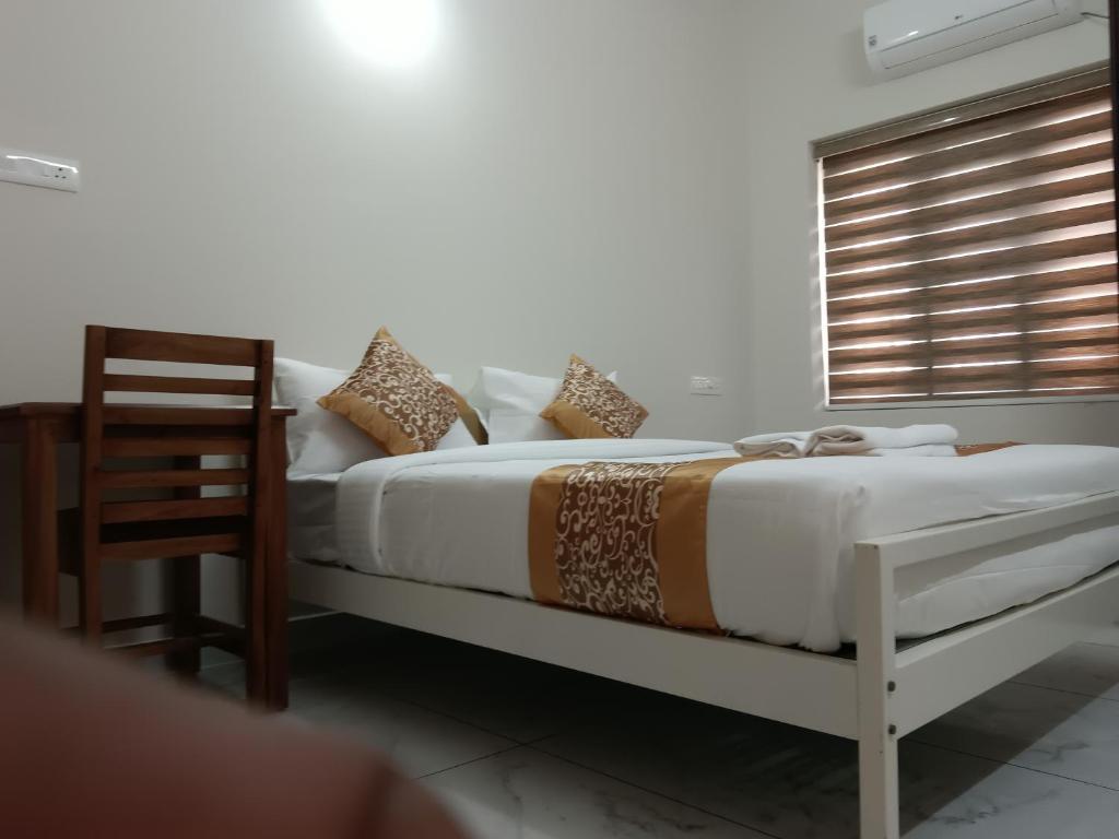 Postel nebo postele na pokoji v ubytování Greenview Royal Stay Near Amrita Hospital Edappally