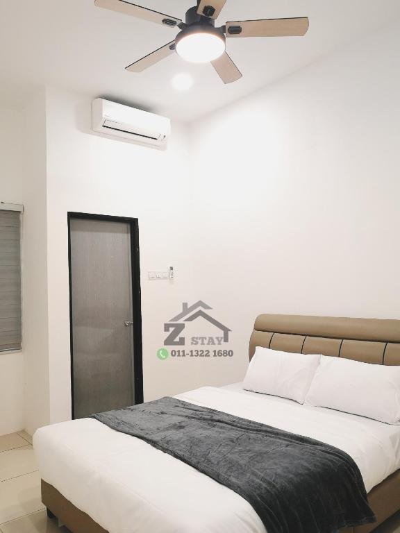 Schlafzimmer mit einem Bett und einem Deckenventilator in der Unterkunft Zstay homestay in Teluk Intan