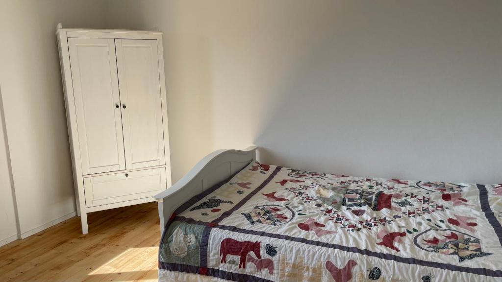 Postel nebo postele na pokoji v ubytování Gemütliches Haus mit Seeblick