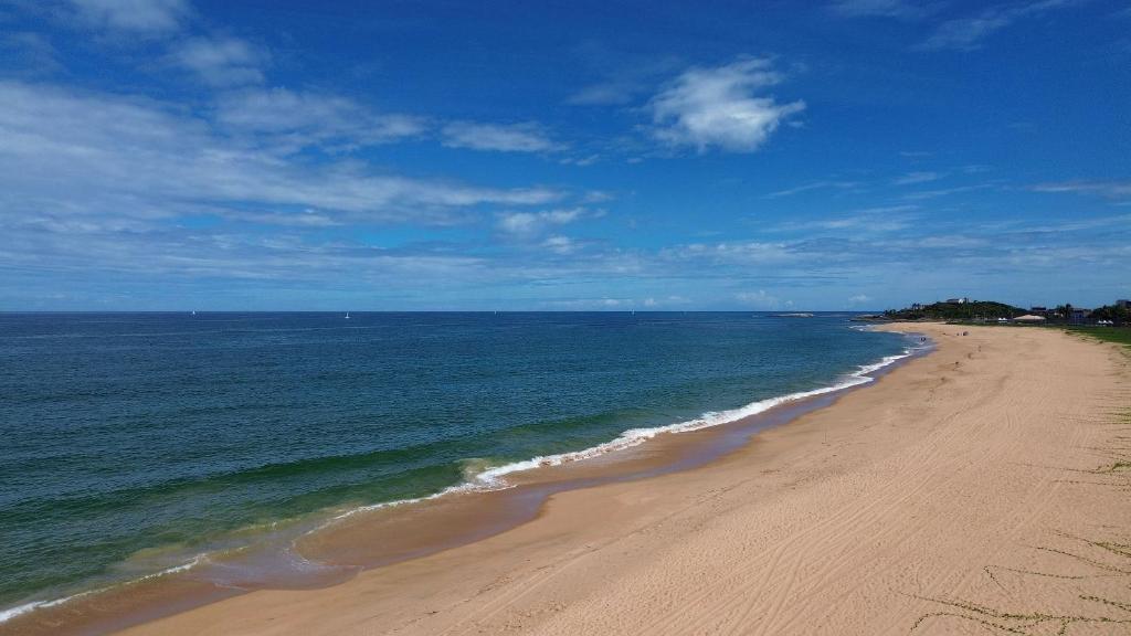 Apto 2Q completo em frente a praia Ponta da Fruta في بونتا دا فروتا: اطلالة على شاطئ مع المحيط والسماء