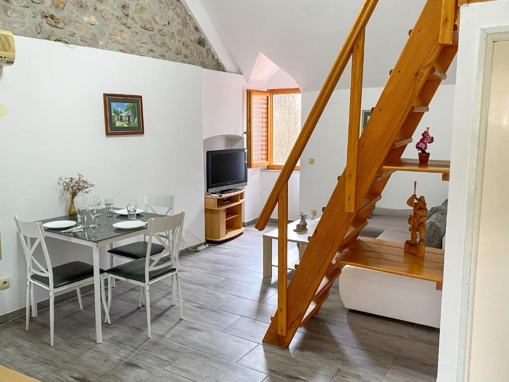 Televízia a/alebo spoločenská miestnosť v ubytovaní Apartman Robi