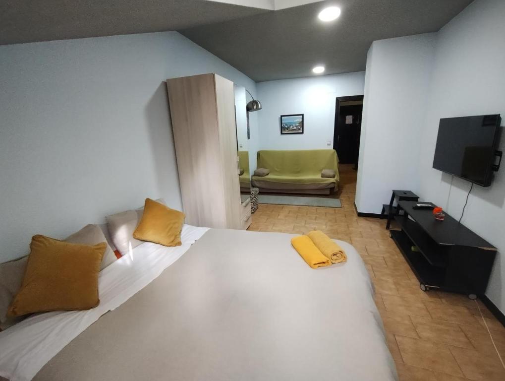 1 dormitorio con 1 cama blanca grande y TV en Aparment Puerta de sol, en Madrid