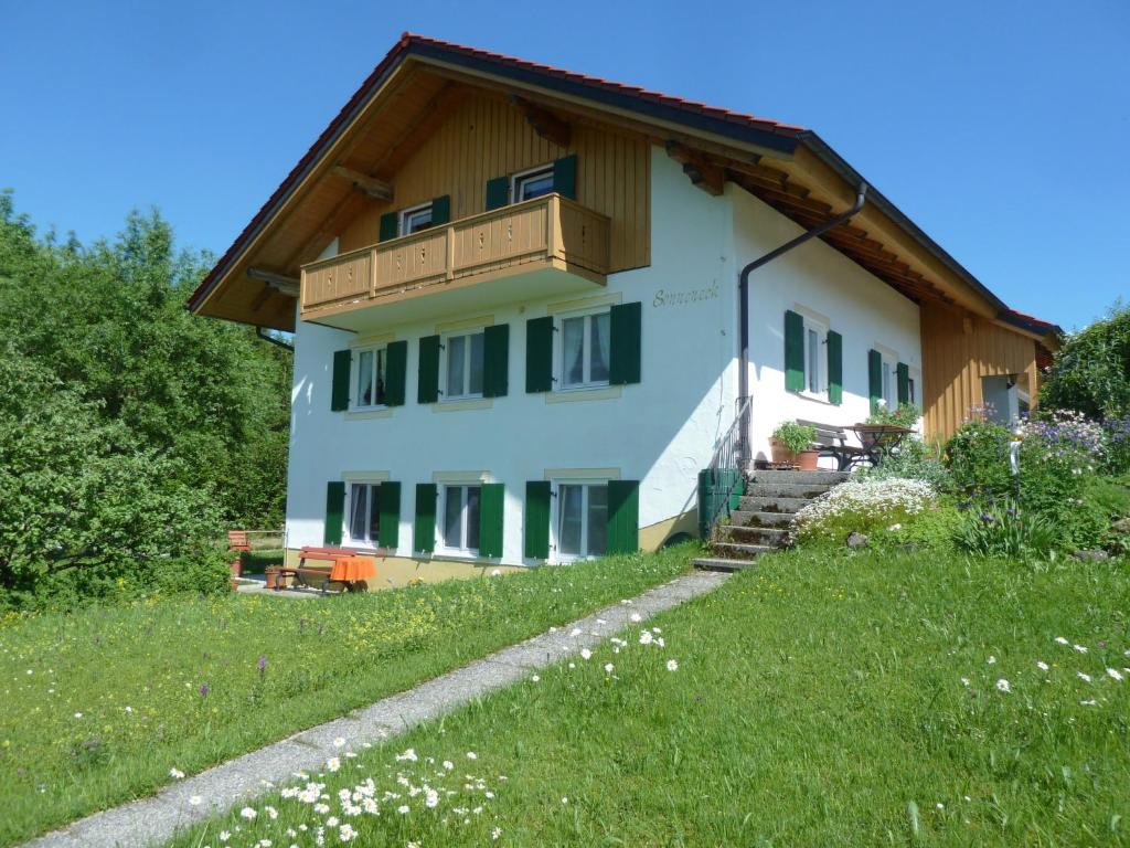 una casa con un balcón en el lateral. en Ferienwohnung Panorama en Bad Kohlgrub