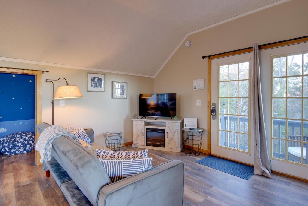 uma sala de estar com um sofá e uma televisão em Mountain Jewel Cozy Sevierville Studio with Views em Sevierville