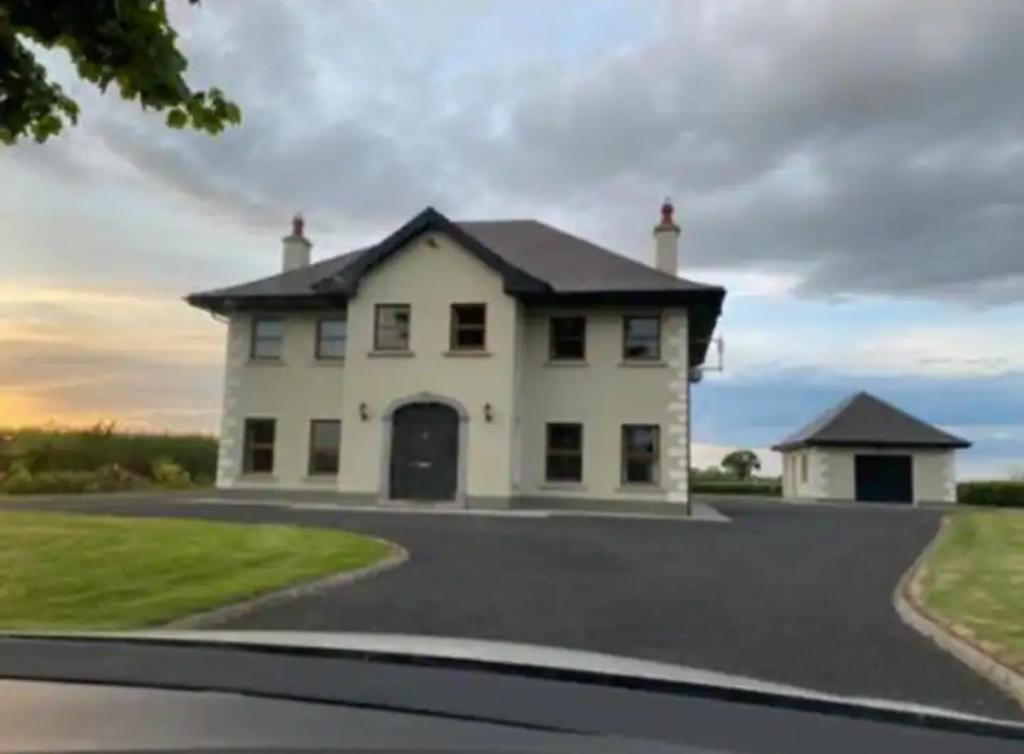 una gran casa blanca con entrada en County Hideaway en Limerick