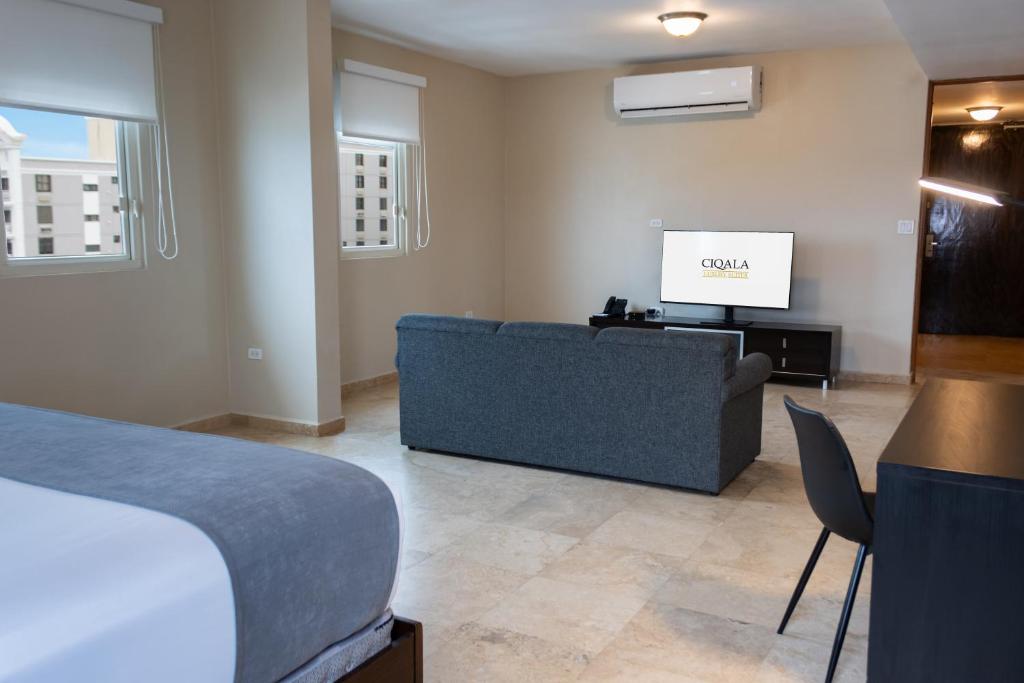 TV a/nebo společenská místnost v ubytování Ciqala Suites Hotel - San Juan