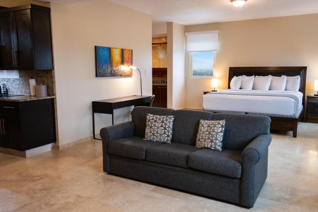 Postel nebo postele na pokoji v ubytování Ciqala Suites Hotel - San Juan