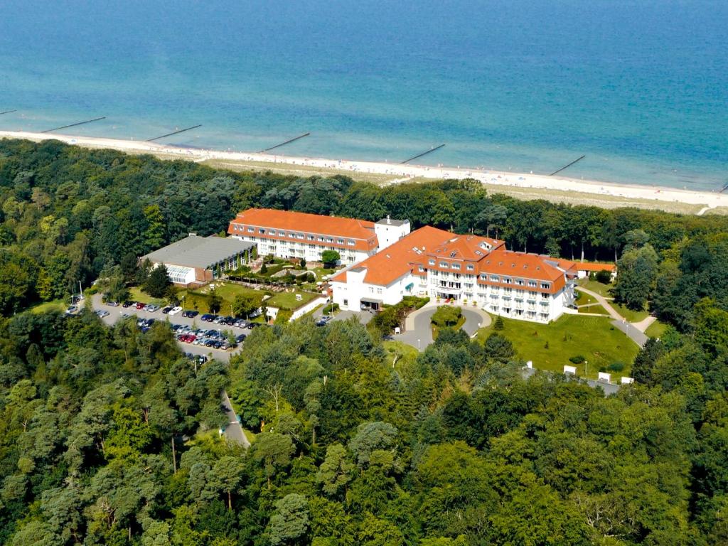 グラール・ミューリッツにあるIFA Graal-Müritz Hotel & Spaのビーチ付きのリゾートの空中ビュー