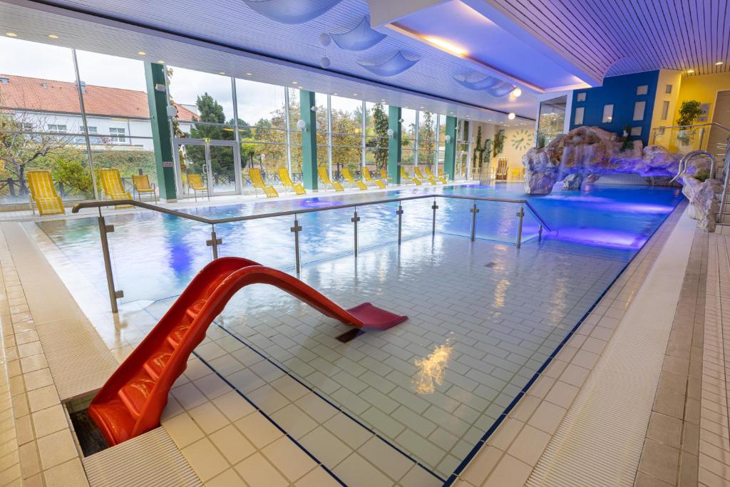 Bazén v ubytování IFA Graal-Müritz Hotel & Spa nebo v jeho okolí