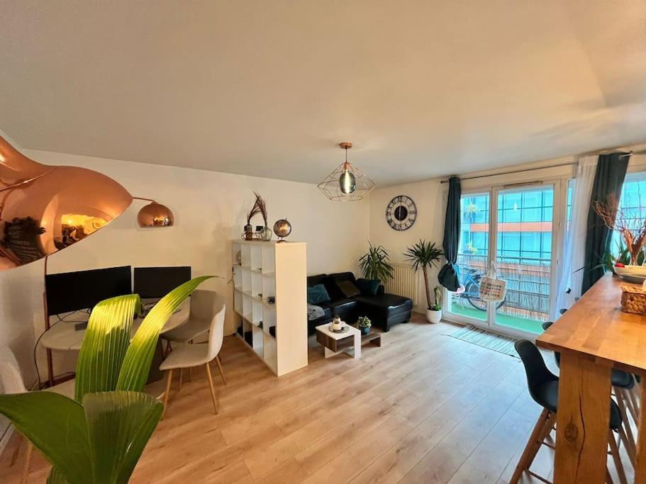 a living room with a couch and a table at Spacieux, moderne et familiale - Paris à porte - Au pied du métro 14 in Clichy