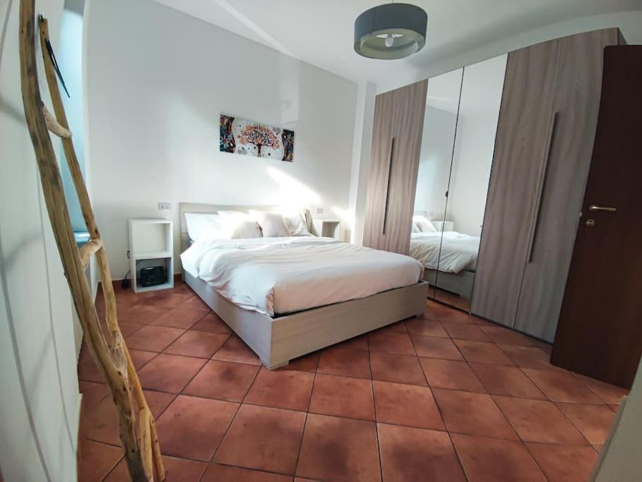 1 dormitorio con 1 cama y suelo de baldosa en SanMartino67 en Abbiategrasso