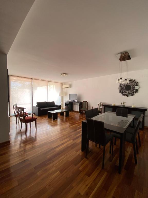 sala de estar con mesa, sillas y sofá en Departamento temporal en Paraná