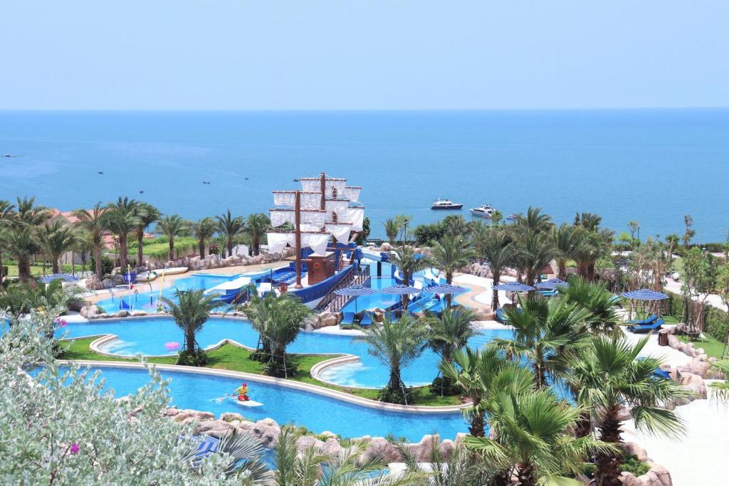 einen Luftblick auf den Wasserpark im Resort in der Unterkunft Centara Mirage Resort Mui Ne in Mui Ne