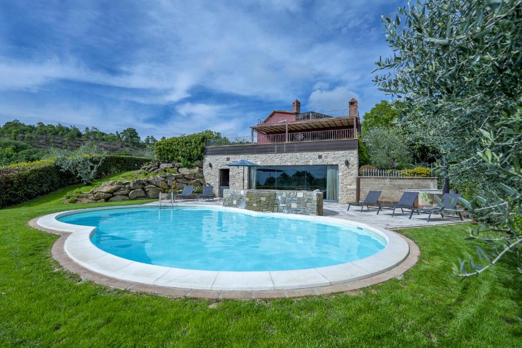 una piscina en el patio de una casa en Villa Delle Rose, en Castel Rigone