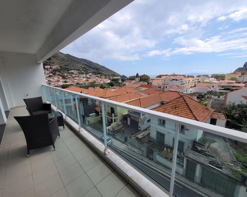 uma varanda com vista para a cidade em Nova Madeira Apartment Machico em Machico