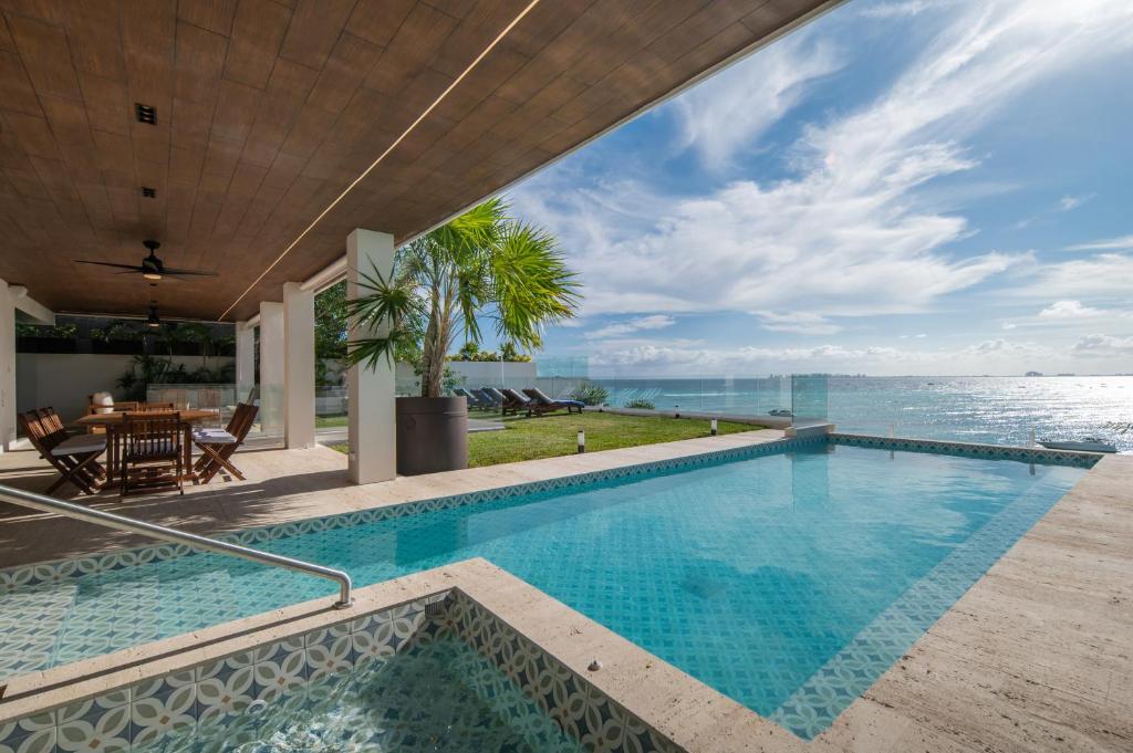 una piscina con vista al mar en Villa Chan Kah, en Isla Mujeres