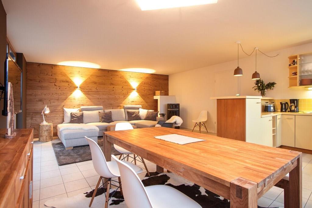 cocina y sala de estar con mesa de madera en Ferienhaus Oberwiesenthal en Kurort Oberwiesenthal