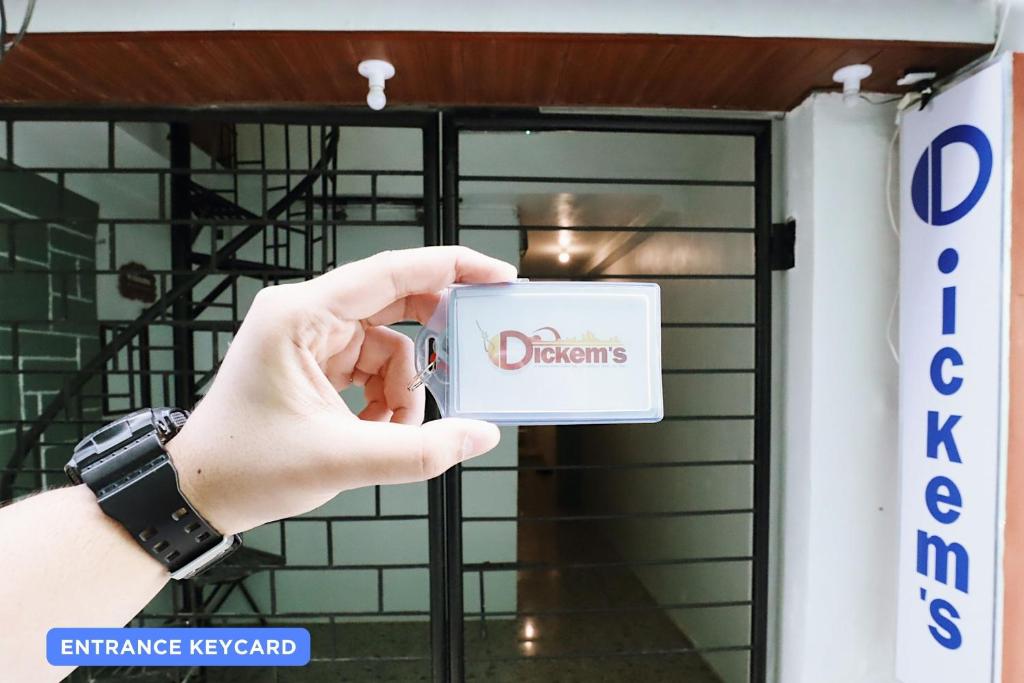 Certifikát, hodnocení, plakát nebo jiný dokument vystavený v ubytování Dickem's Transient House