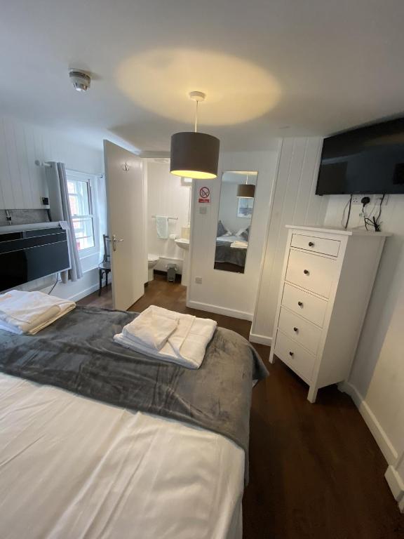 Postel nebo postele na pokoji v ubytování Wheatsheaf Hotel