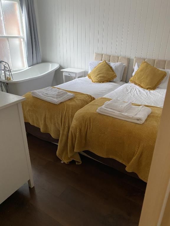 Postel nebo postele na pokoji v ubytování Wheatsheaf Hotel