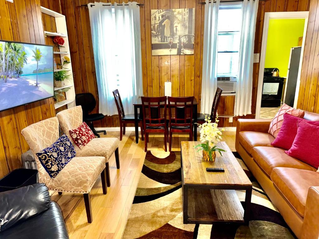 een woonkamer met een bank en een tafel bij 3 bedrooms 2 stops to Manhattan in Long Island City