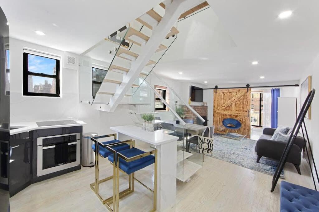 Casa con cocina y sala de estar con escalera. en 75-5C 3BR LUXURY Duplex BRAND NEW W&D Elevator, en Nueva York