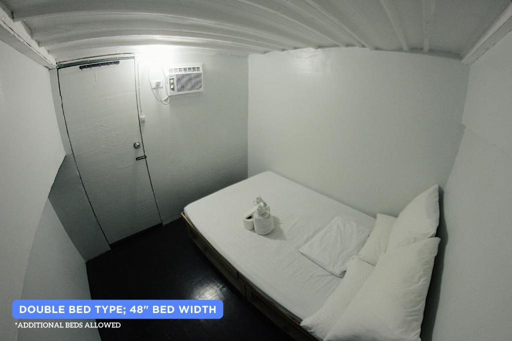 Postel nebo postele na pokoji v ubytování Dickem's Transient House