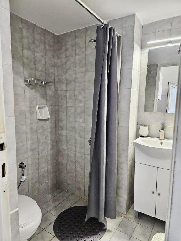 Koupelna v ubytování Lindos Tsambika Studios