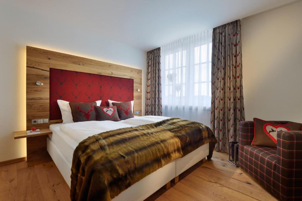 Postel nebo postele na pokoji v ubytování Romantik Hotel Knippschild