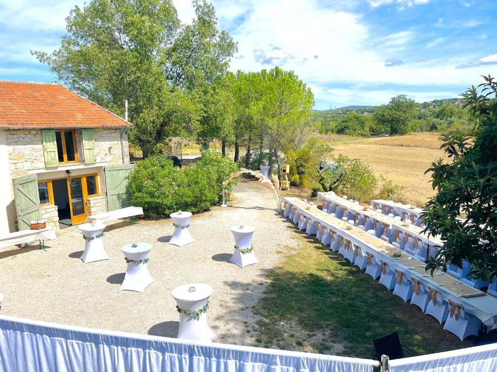 a row of white benches in a yard with a fence at Le Mas Jubilé in Mons