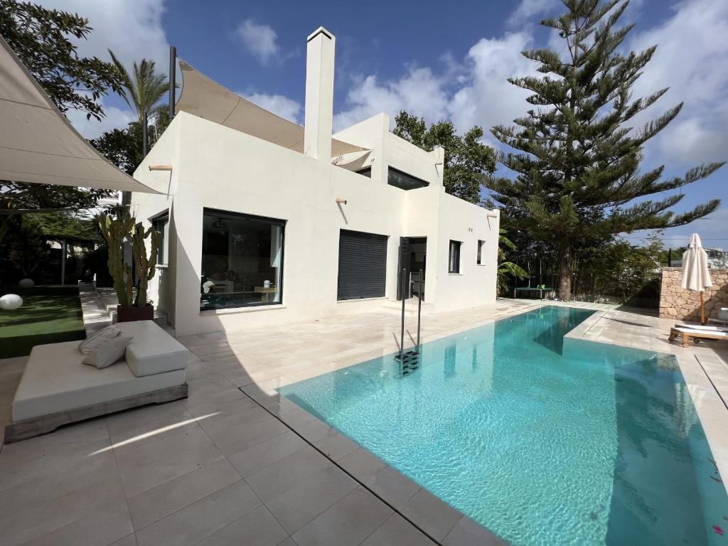 una piscina frente a una casa en Preciosa Villa en Siesta, en Santa Eulària des Riu