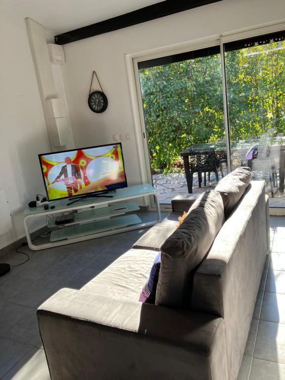 Μια τηλεόραση ή/και κέντρο ψυχαγωγίας στο Magnifique duplex climatisé dans une villa calme