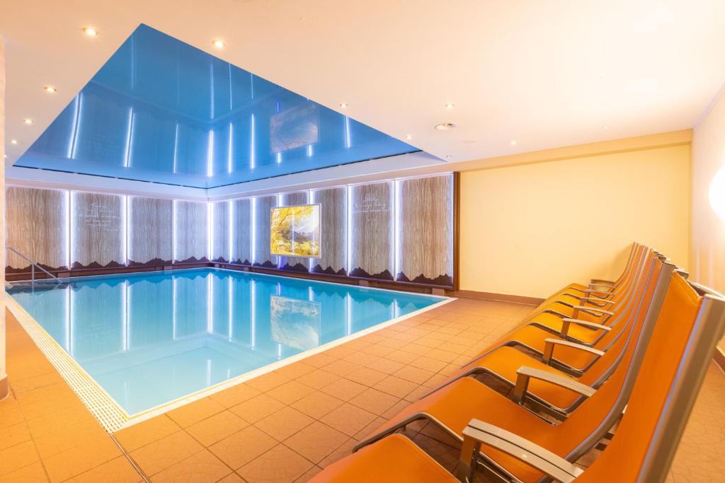 Bazén v ubytování IFA Alpenrose Hotel Kleinwalsertal nebo v jeho okolí