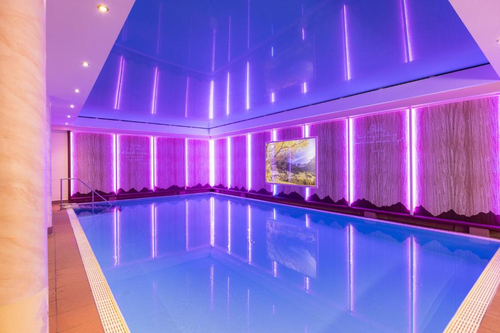 Bazén v ubytování IFA Alpenrose Hotel Kleinwalsertal nebo v jeho okolí