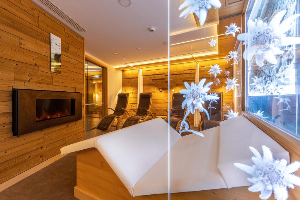 TV a/nebo společenská místnost v ubytování IFA Alpenrose Hotel Kleinwalsertal