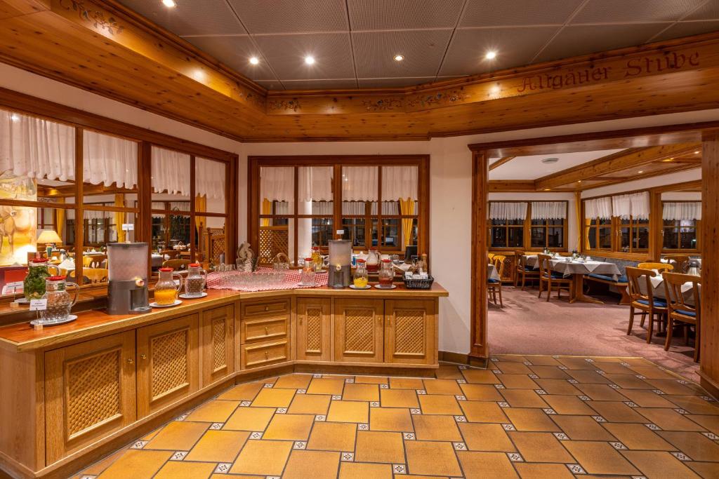 Restaurace v ubytování IFA Alpenrose Hotel Kleinwalsertal