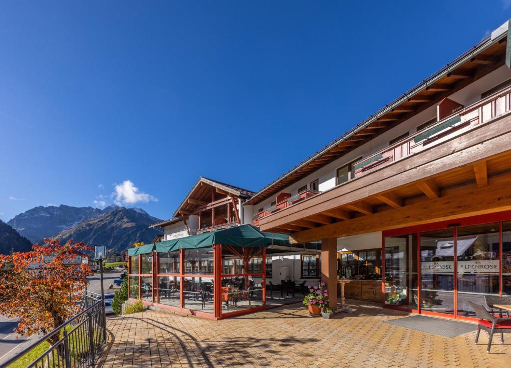 Nespecifikovaný výhled na hory nebo výhled na hory při pohledu z hotelu